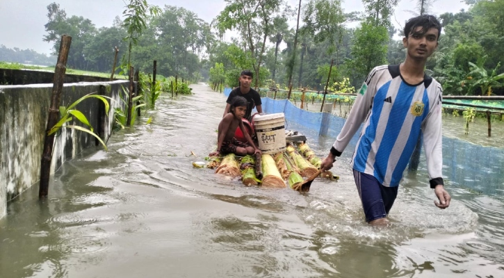 চড়া দামেও মিলছে না পণ্য, কুমিল্লার দক্ষিণে বন্যার্তদের হাহাকার